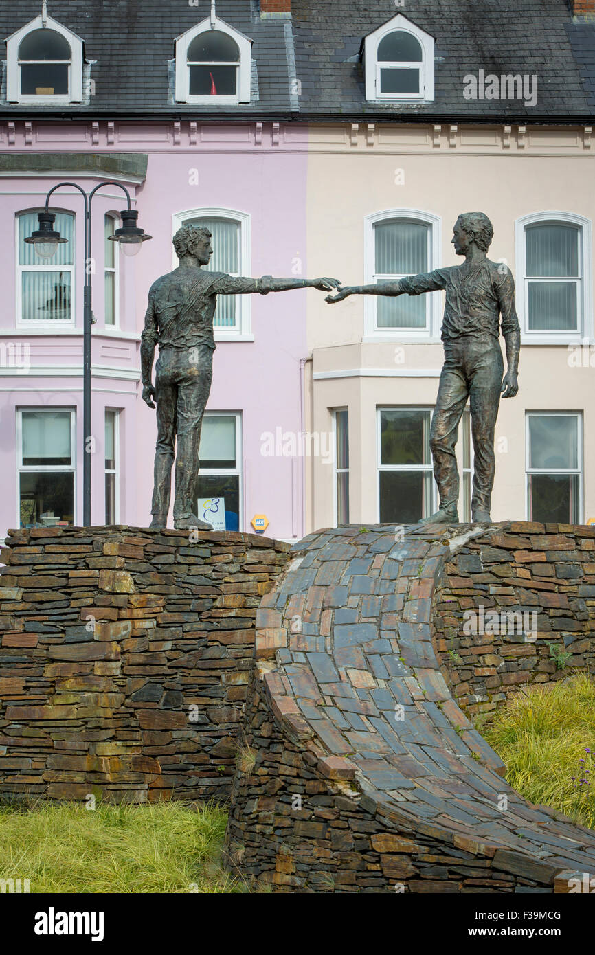 Hände über die Kluft - Frieden Statue des Bildhauers Maurice Harron, Londonderry/Derry, County Londonderry, Nordirland Stockfoto