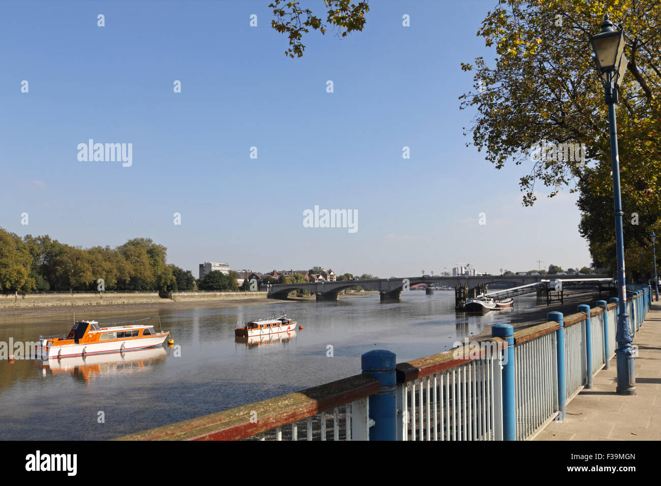 Putney, SW-London, UK. 2. Oktober 2015. Eine weitere feine Sonnentag auf der Themse an der Putney Bridge, mit Temperaturen bis zu einem warmen 18 Grad. Bildnachweis: Julia Gavin UK/Alamy Live-Nachrichten Stockfoto