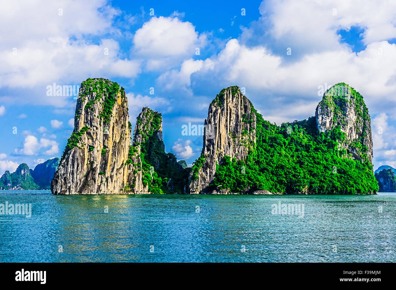 Berg-Inseln in der Halong Bucht, Vietnam, Südostasien Stockfoto