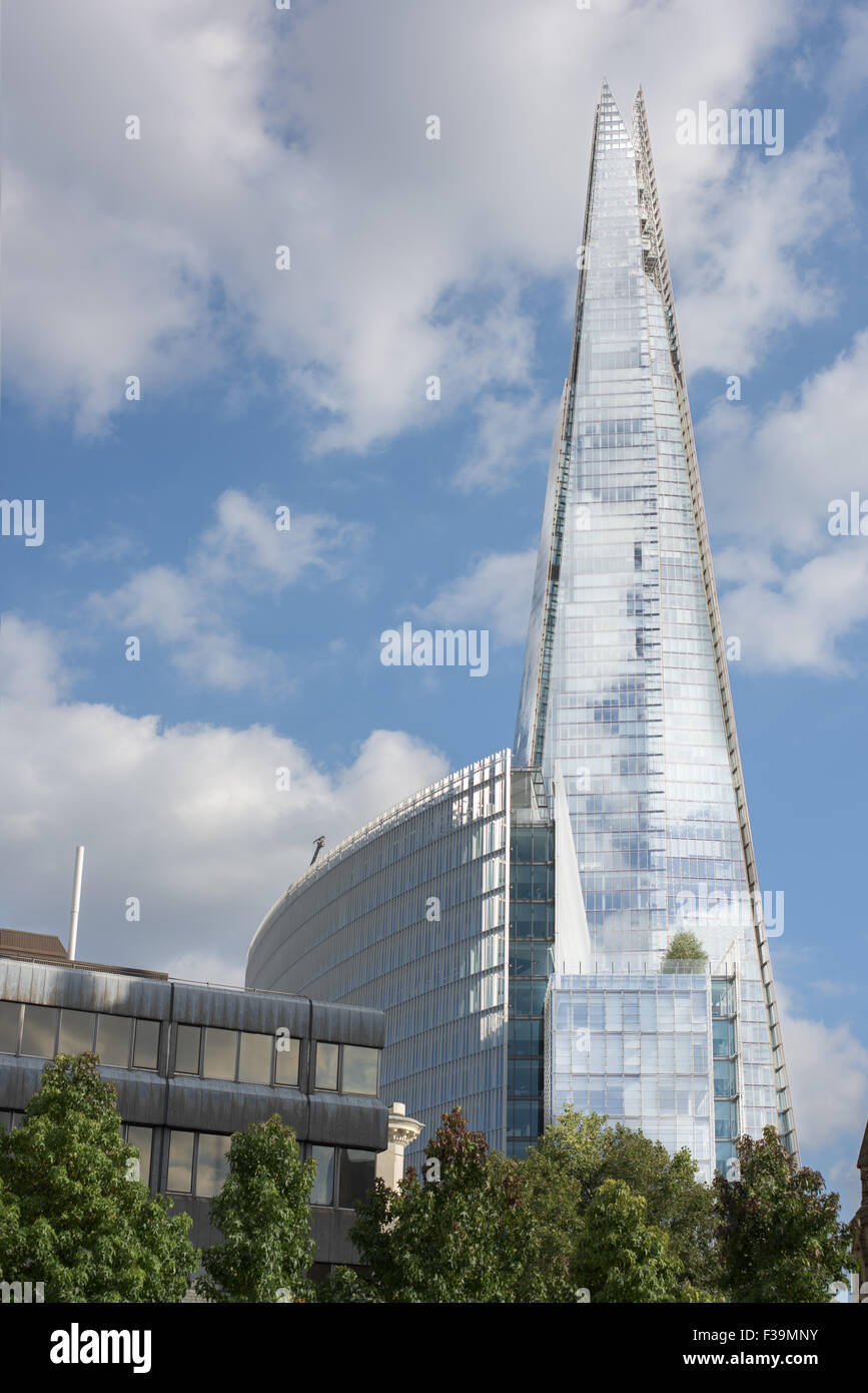 Der Shard London, eines der ikonischen Gebäude, die säumen die Ufer des Flusses Themse in London, die Hauptstadt von England. Stockfoto