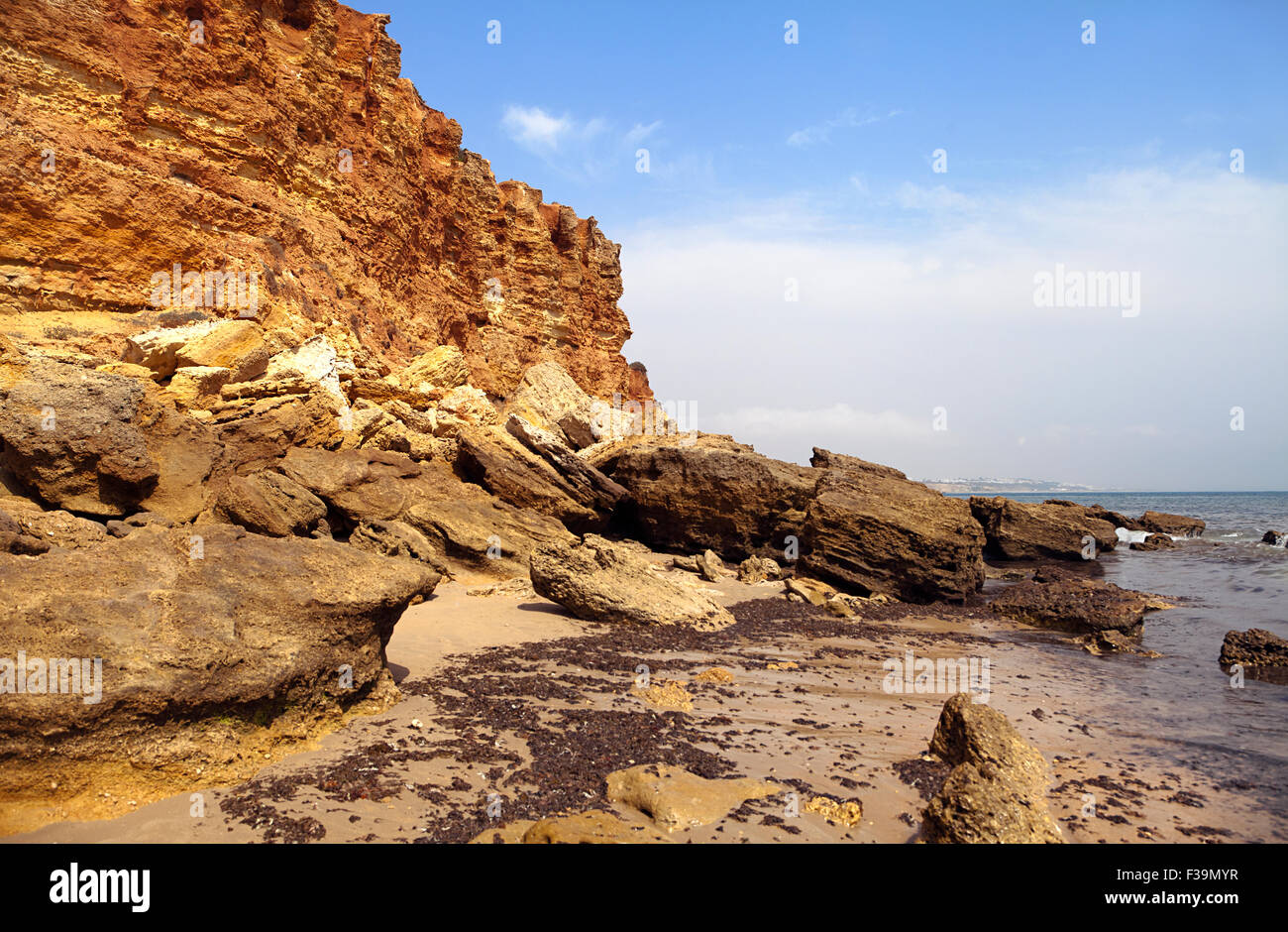 Küste und Klippen in Spanien während der Ebbe Stockfoto