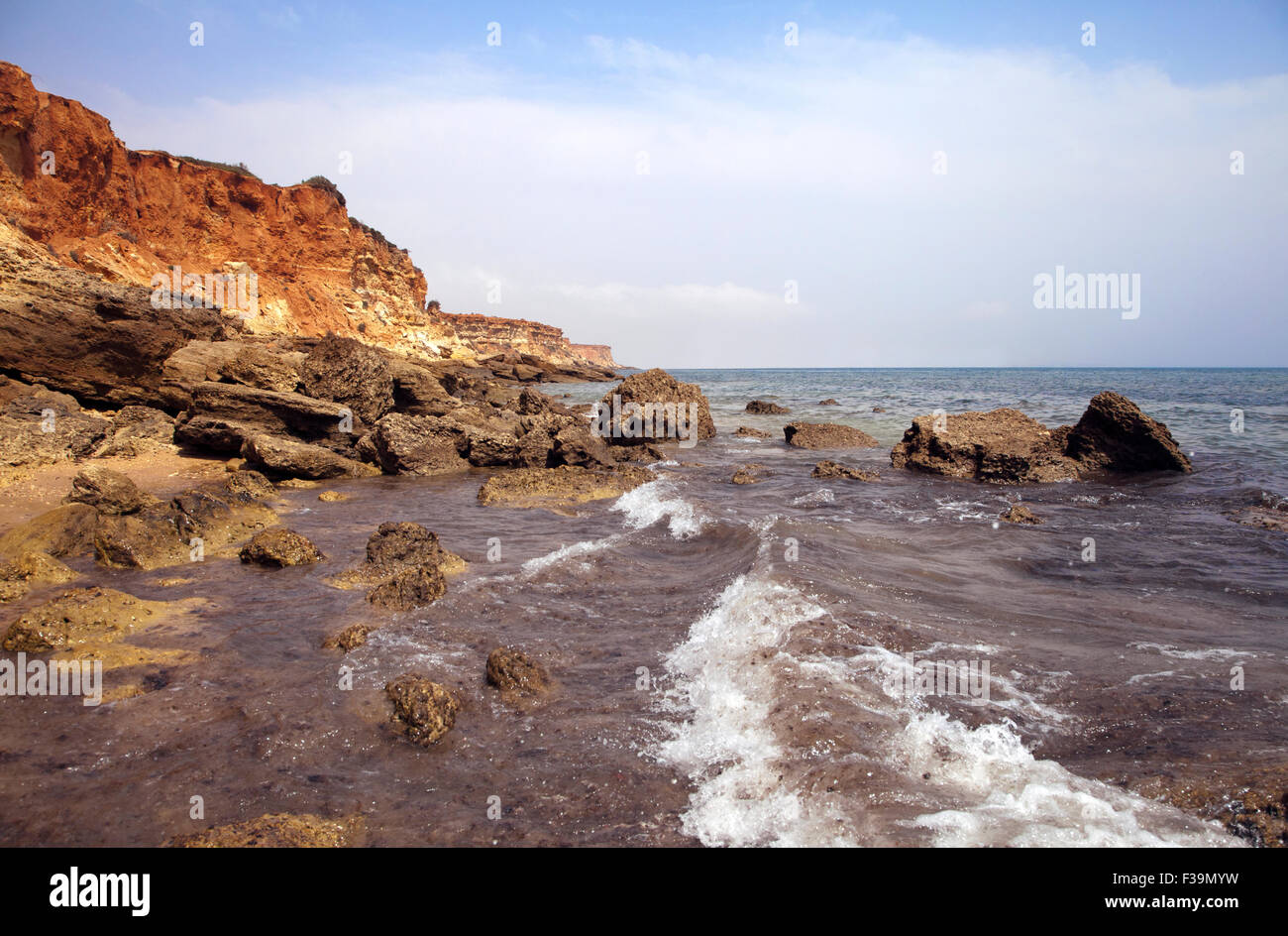 Küste und Klippen in Spanien während der Ebbe Stockfoto