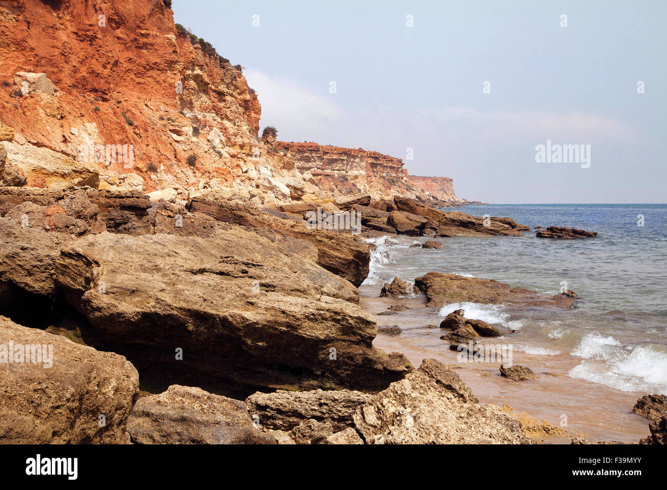 Küste und Klippen in Spanien während der Ebbe Stockfoto
