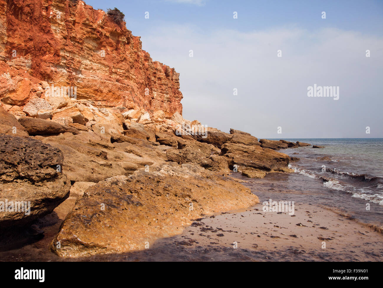 Küste und Klippen in Spanien während der Ebbe Stockfoto