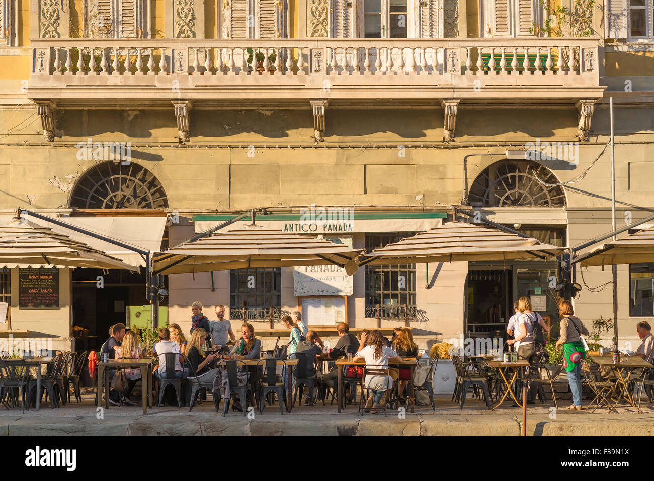 Besucher nach Triest in Italien Italien Café Bar Sommer genießen Sie einen Sommer Sonnenuntergang entlang der Stadt Canal Grande. Stockfoto
