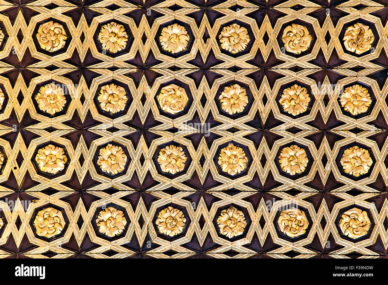 Vergolden Sie Tapete im Alcazar Palast in Sevilla, Spanien Stockfoto