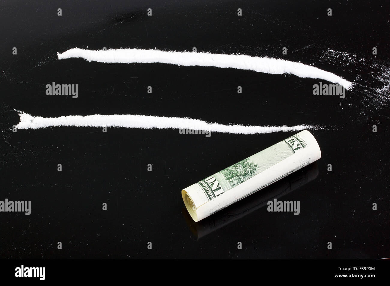 Kokainpulver in Linien auf schwarzem Hintergrund Stockfoto