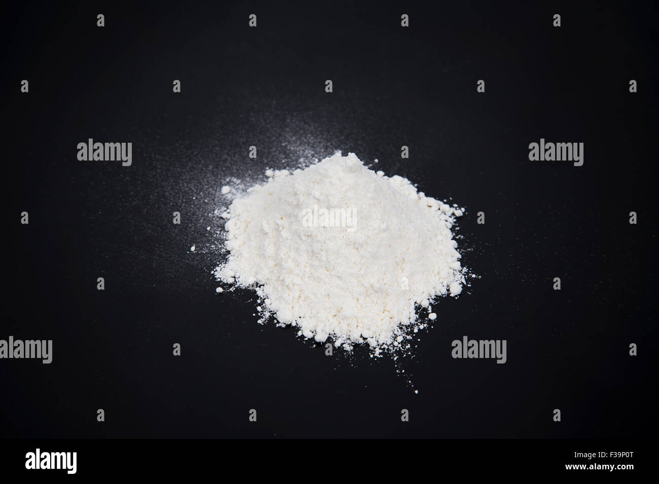 Kokain Drogen Heap auf schwarzem Hintergrund Stockfoto