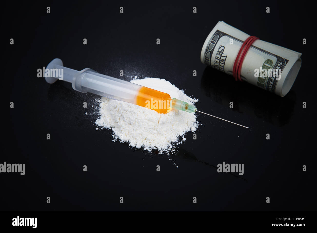 Kokain Drogen Heap mit Spritze und Dollar auf schwarzem Hintergrund Stockfoto