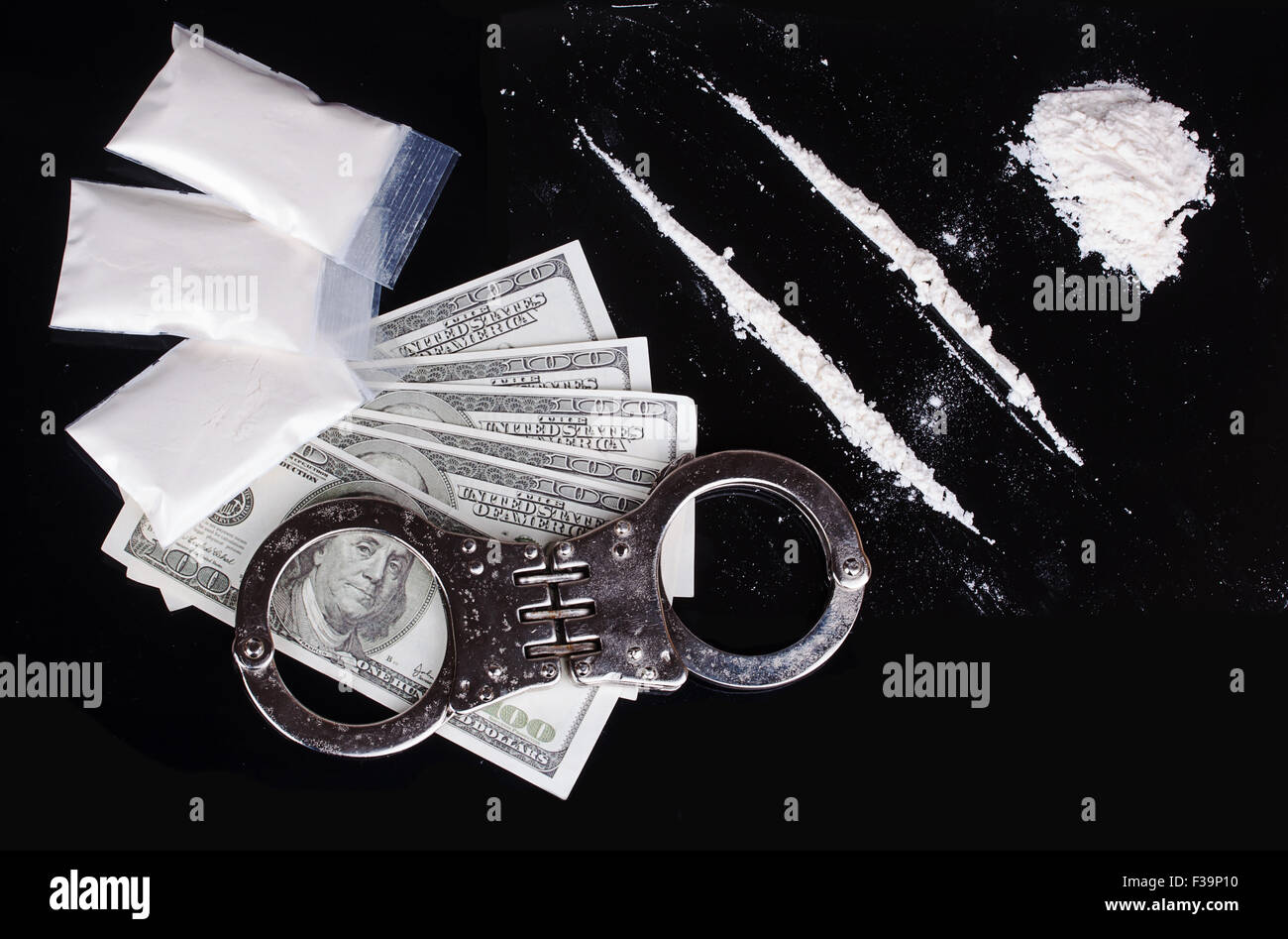 Kokain und Handschellen auf schwarzem Hintergrund Stockfoto