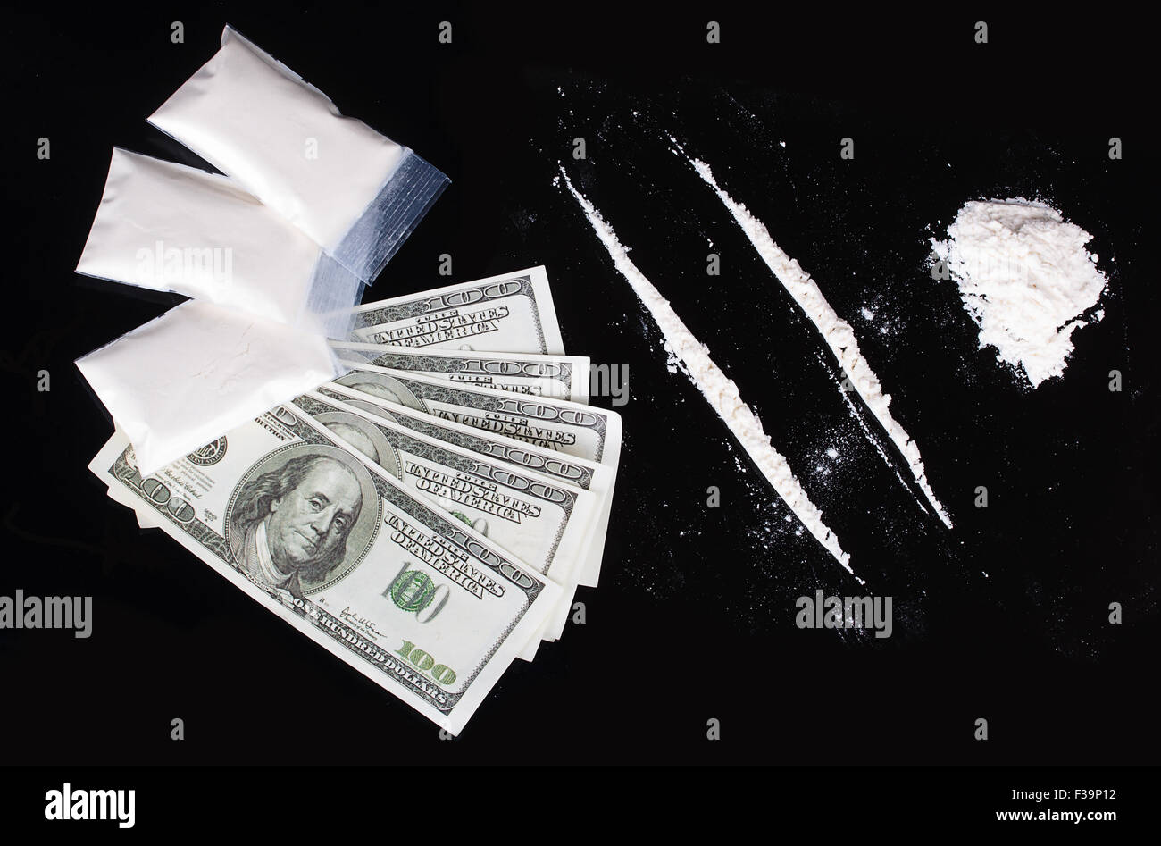 Kokain und Dollar auf schwarzem Hintergrund Stockfoto