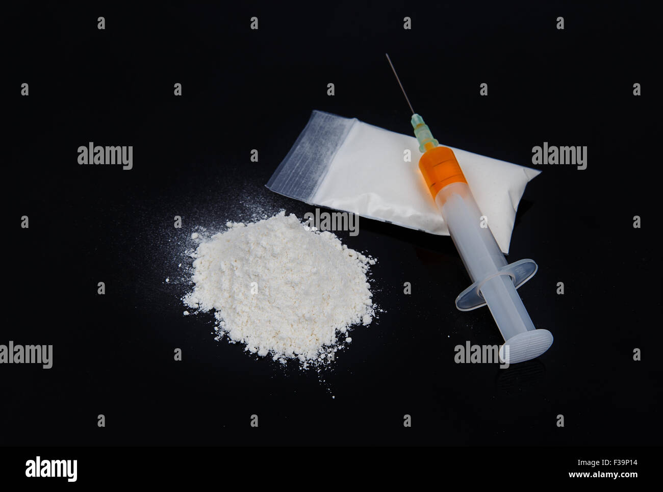 Kokain und Spritze auf schwarzem Hintergrund Stockfoto