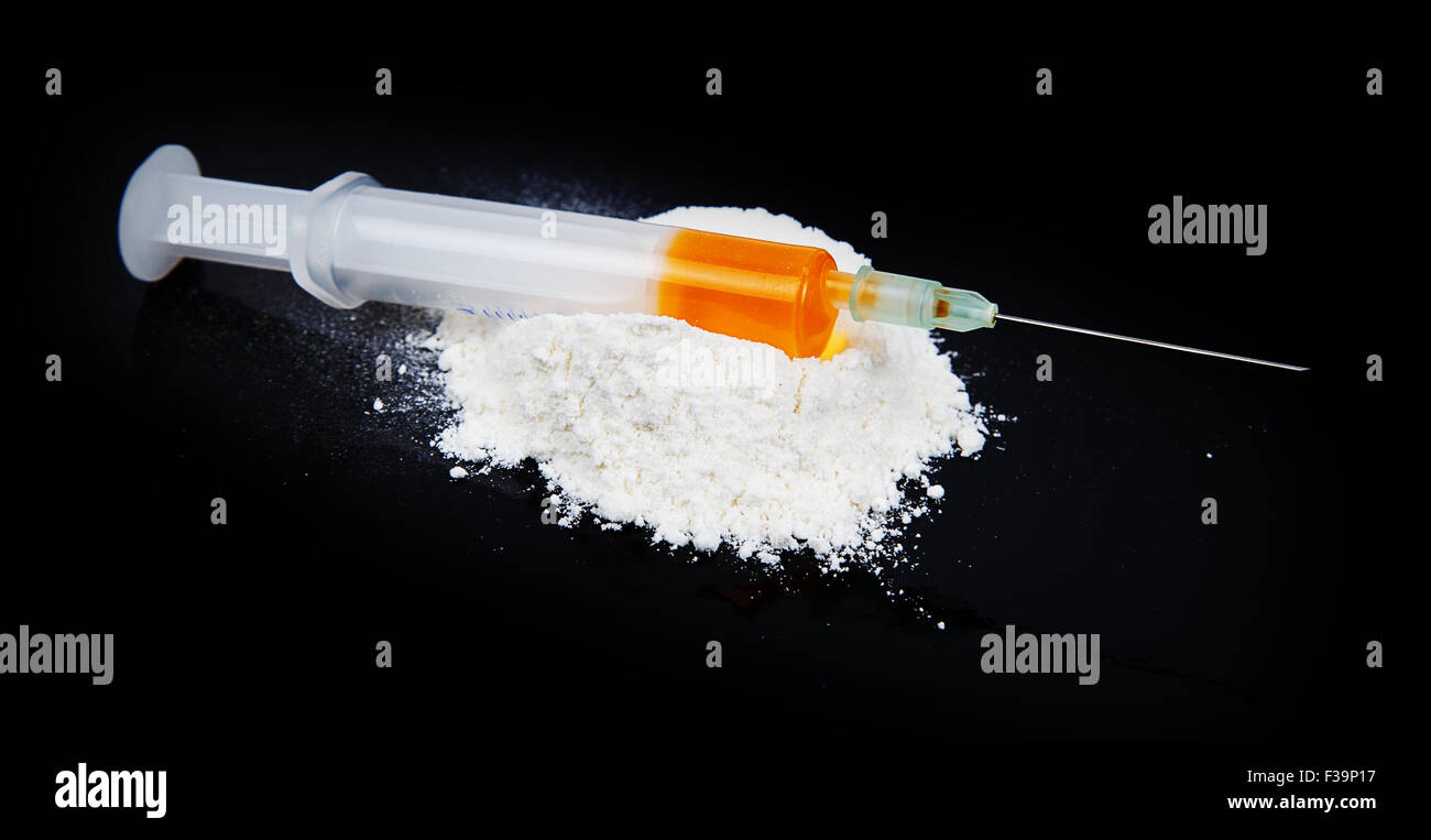 Kokain und Spritze auf schwarzem Hintergrund Stockfoto