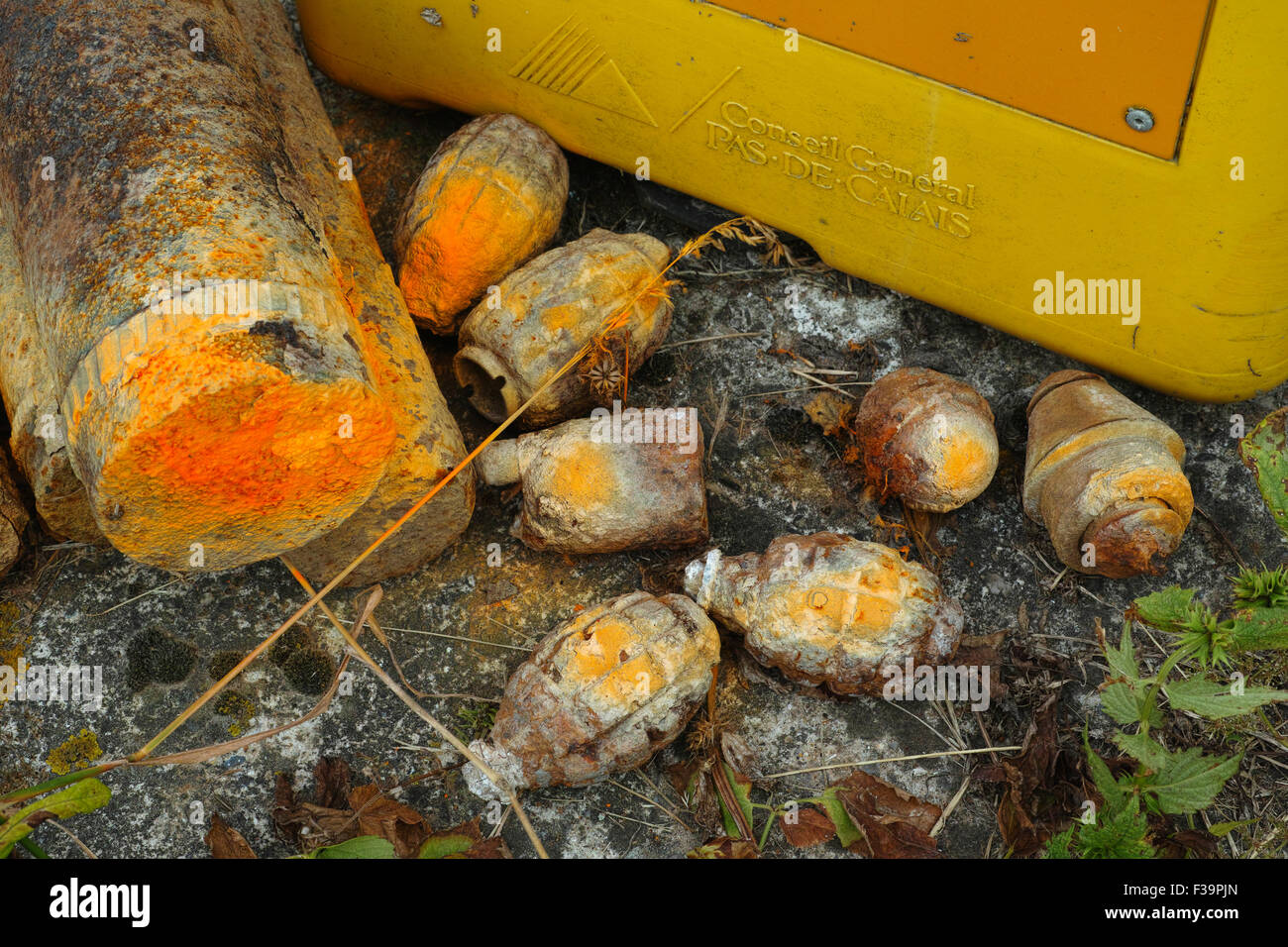 Nicht explodierte Verordnung aus der Schlacht an der Somme im heutigen Nordfrankreich noch gefährlich nach all diesen Jahren. Stockfoto