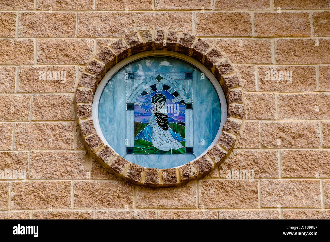 Ein Glasfenster an der Vorderseite des Lakeview Baptist Church in Guthrie, Oklahoma, USA. Stockfoto