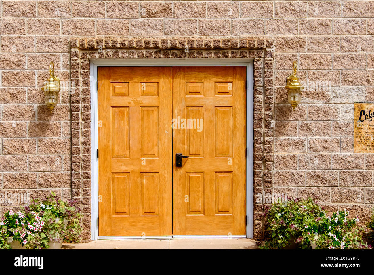 Die Doppeltüren Eingang der Lakeview Baptist Church in Guthrie, Oklahoma, USA. Stockfoto