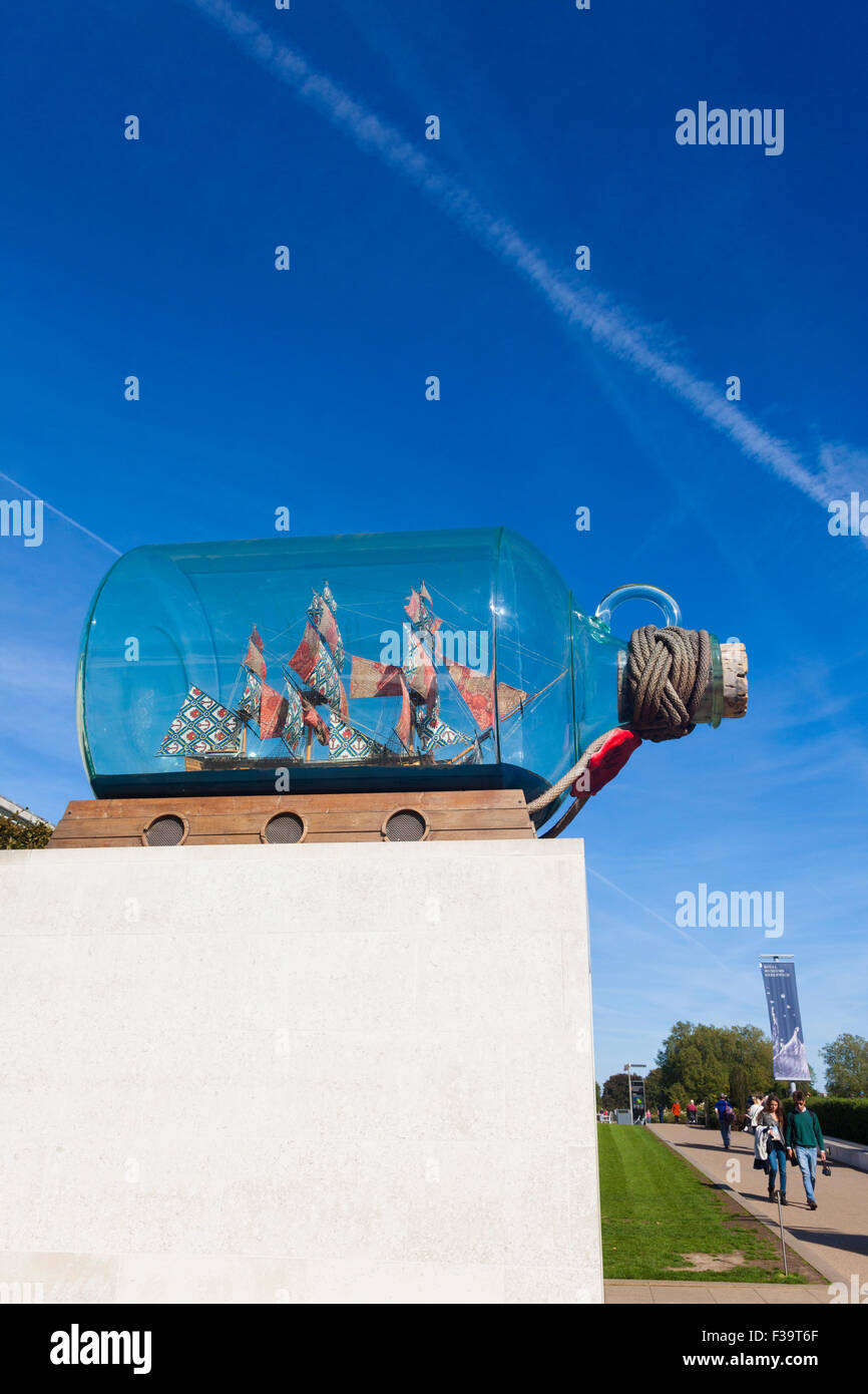 Schiff in der Flasche außerhalb des National Maritime Museum, Greenwich, London, UK Stockfoto