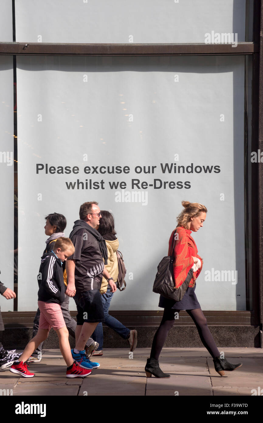 "Bitte entschuldigen Sie unsere Fenster, während wir uns neu kleiden" anmelden, Schaufenster auf der Londoner Regent Street. Stockfoto