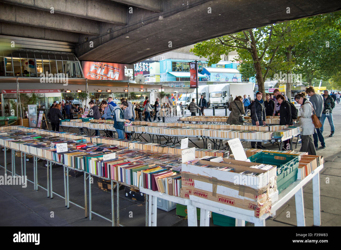 Secondhand Bücherstand auf der Londoner Southbank unter Waterloo Bridge. Stockfoto