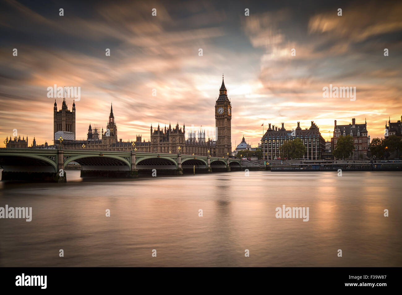 Big Ben und Westminster Bridge in London in der Abenddämmerung. Stockfoto