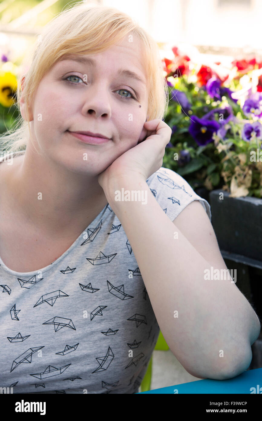 Porträt von glücklich blonden Frau, verträumt Stockfoto