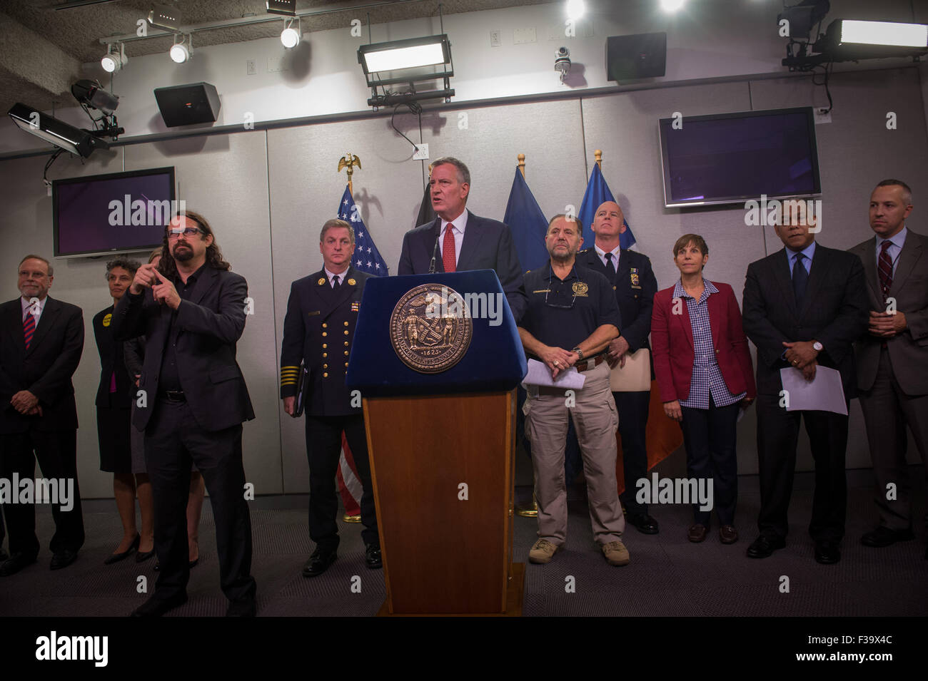 New York, NY, USA. 1. Oktober 2015. Bürgermeister BILL DE BLASIO und sein Team diskutieren Notfallvorsorge für Hurrikan Joaquin bei Office of Emergency Management in Brooklyn, Donnerstag, 1. Oktober 2015. © Bryan Smith/ZUMA Draht/Alamy Live-Nachrichten Stockfoto