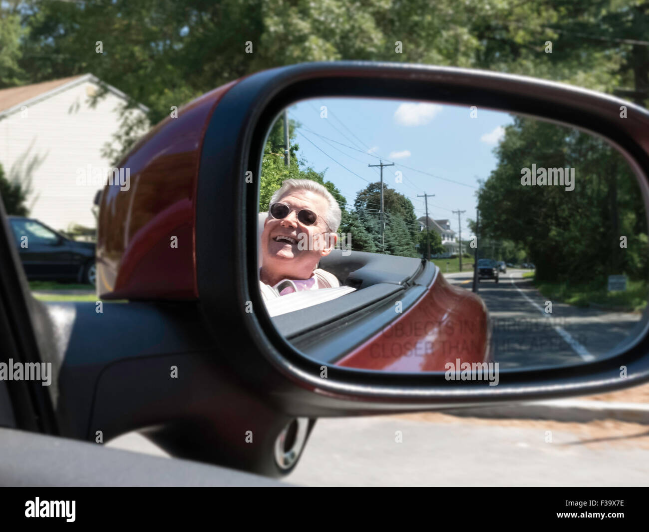 Reflexion im Spiegel der Reifen kaukasischen Menschen genießen die Fahrt im Luxus Cabriolet Automobil, USA Stockfoto