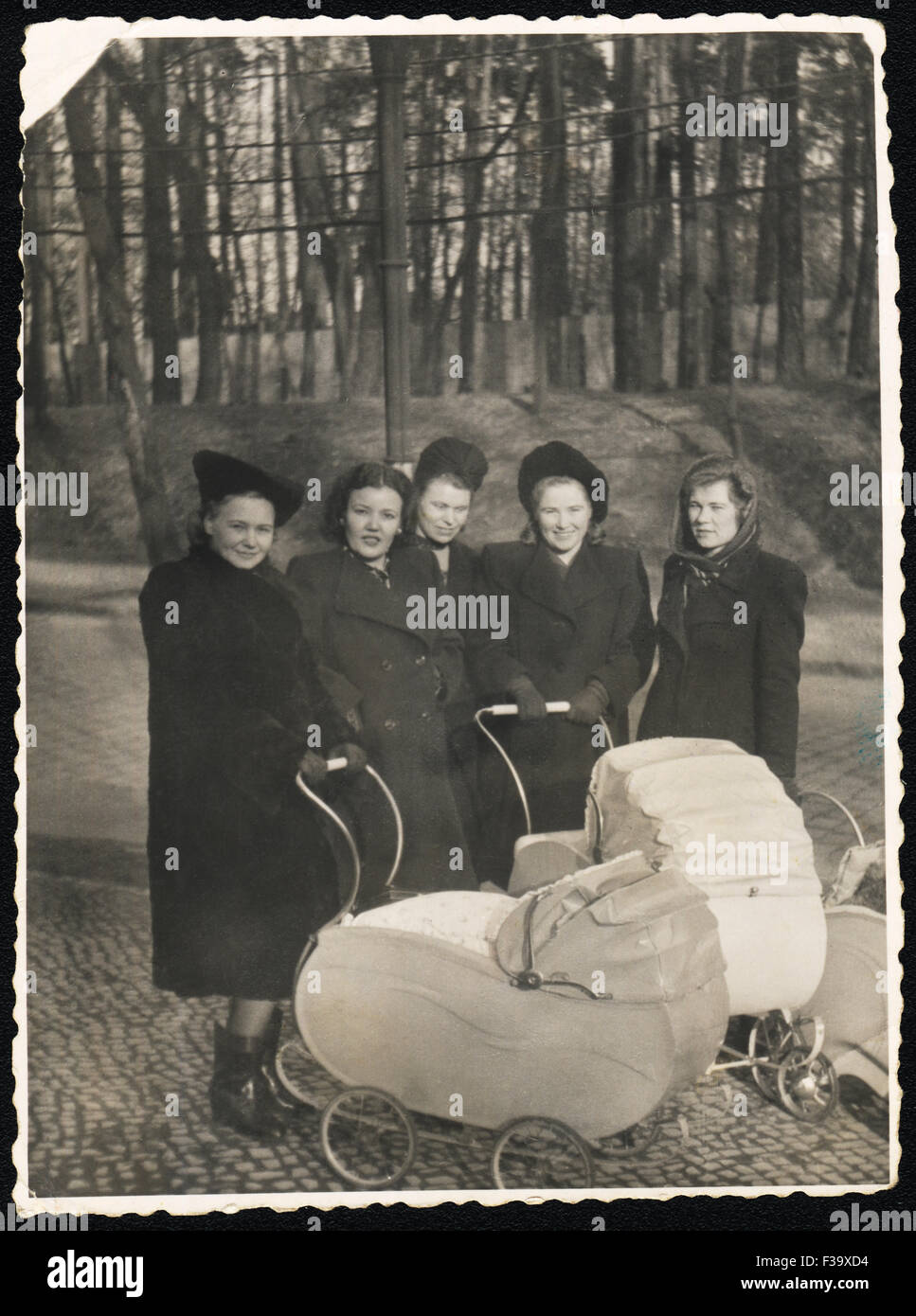 Junge russische Frauen mit Kinderwagen stehen im Herbst Park. Retro-Foto 1948 Deutschland Stockfoto