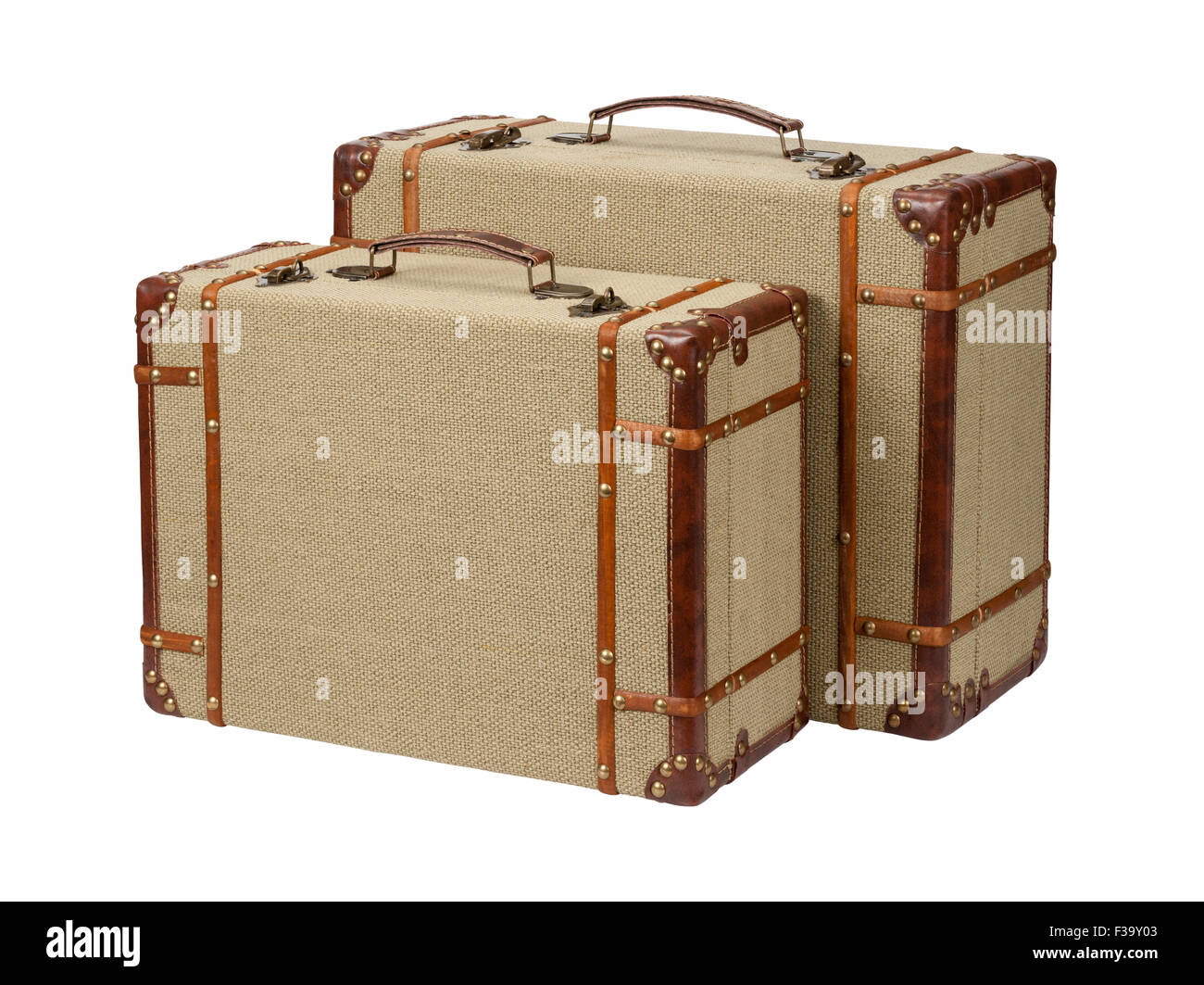 Zwei stehende Holz Sackleinen Koffer.  Das Bild zeigt einen Ausschnitt isoliert auf einem weißen Hintergrund. Stockfoto