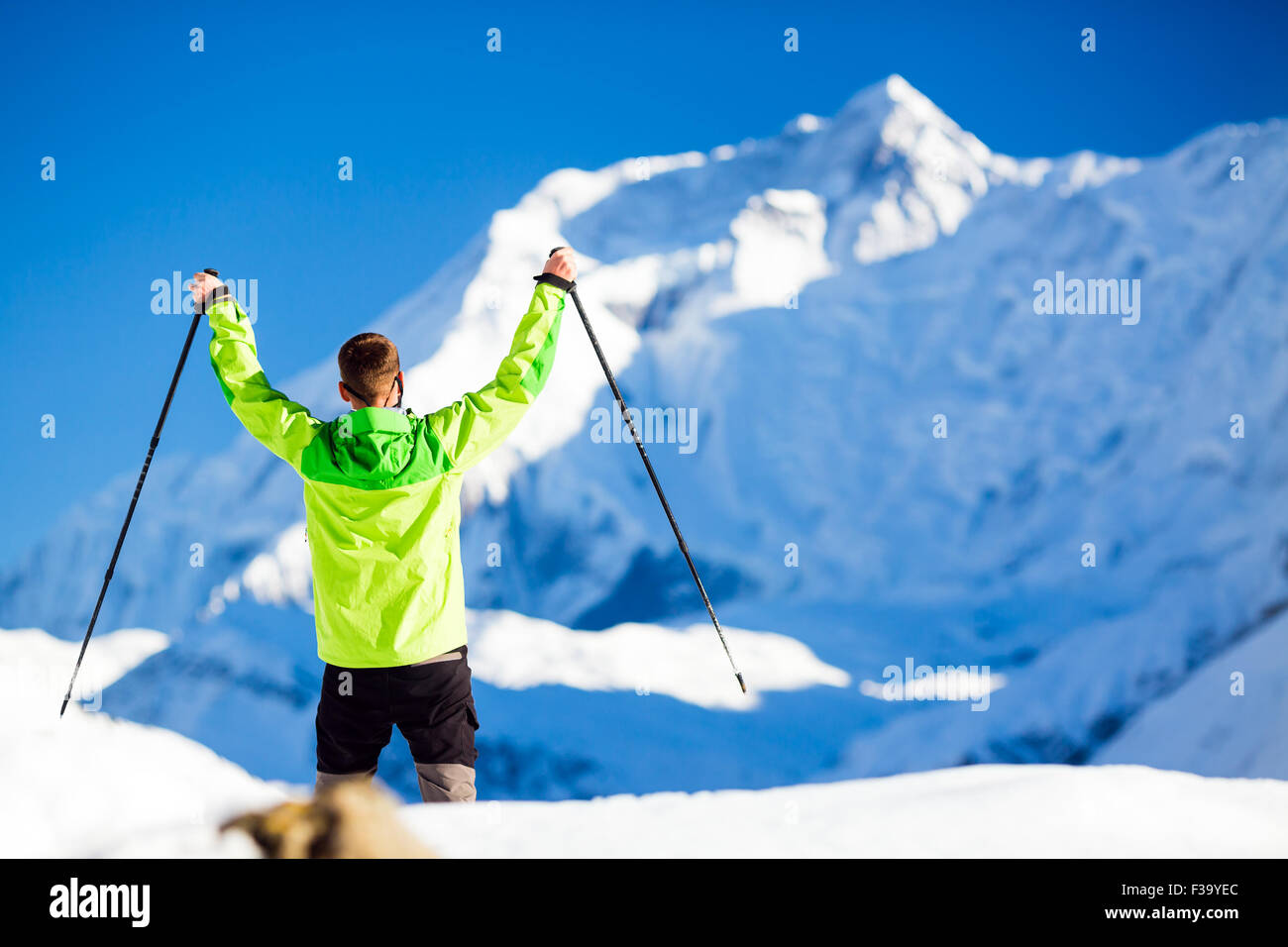 Erfolgreiche Menschen erreichen Wanderer mit ausgestreckten im Hochgebirge des Himalaya in Nepal. Wandern, Klettern im weißen alle Happy Stockfoto