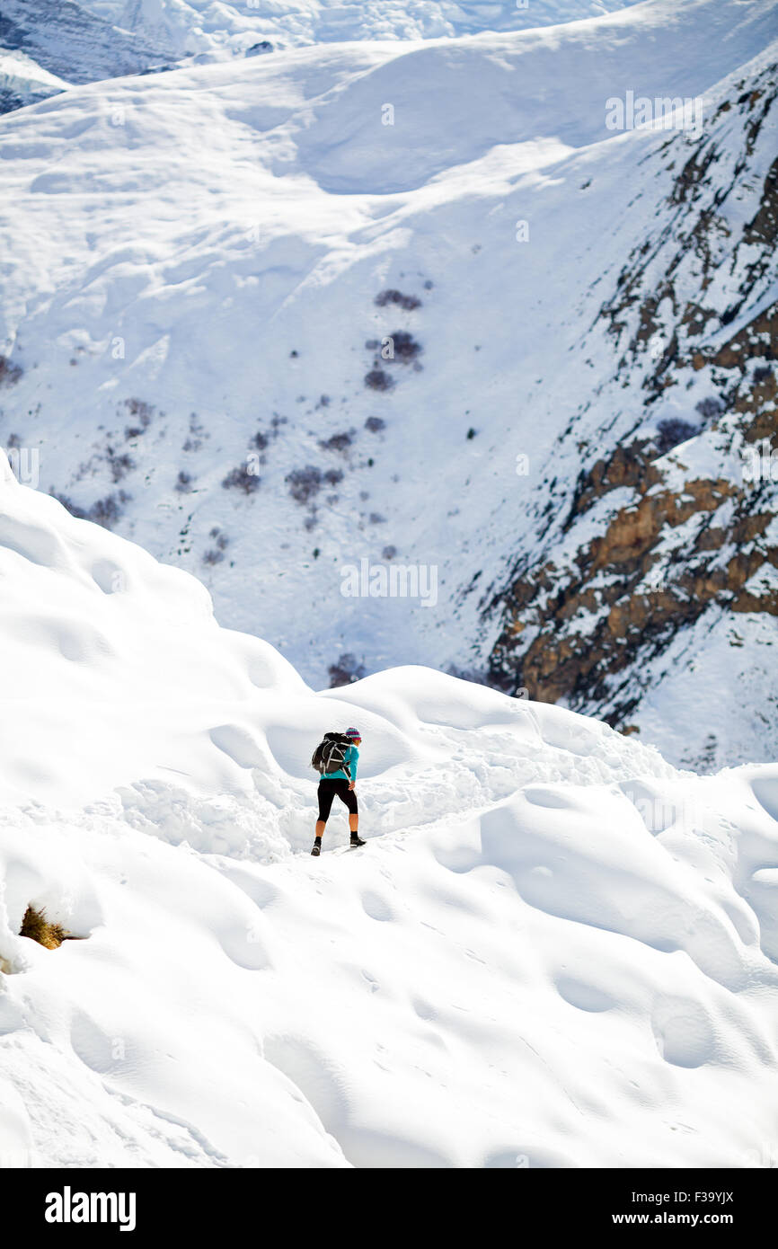 Junge Frau glücklich Wanderer zu Fuß im schönen inspirierenden Winterberge. Wandern, Inspiration und Motivation, schöne si Stockfoto