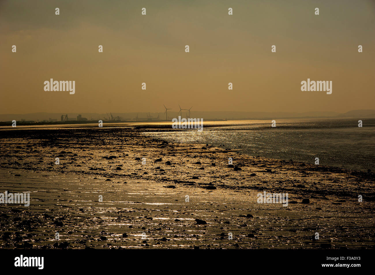 Severn Strand, UK, 2. Oktober, auf der Suche nach Avonmouth von Severn Strand. Es sieht aus wie Mondlandschaft im rauen Sonne Credit: Chandra Prasad / Alamy Live News Stockfoto