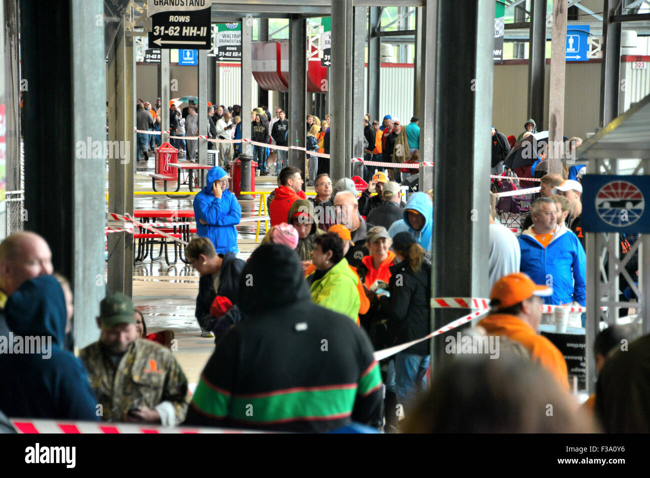 Bristol, Tennessee, USA. 2. Oktober 2015. Fans Line-up, um Battle of Bristol Tickets auf dem Bristol Motor Speedway zu kaufen. Dies wird die größte College-Football-Spiel aller Zeiten sein. Bildnachweis: John Cornelius/Alamy Live-Nachrichten Stockfoto