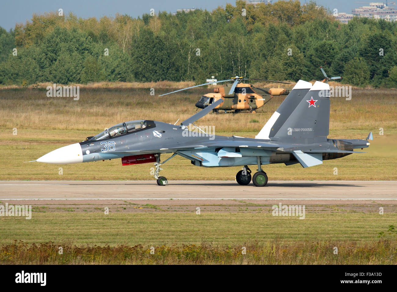 Eine russische Marine Su-30SM Rollen in Schukowski, Russland, während der Luftfahrt Salon MAKS-2015 Airshow. Stockfoto