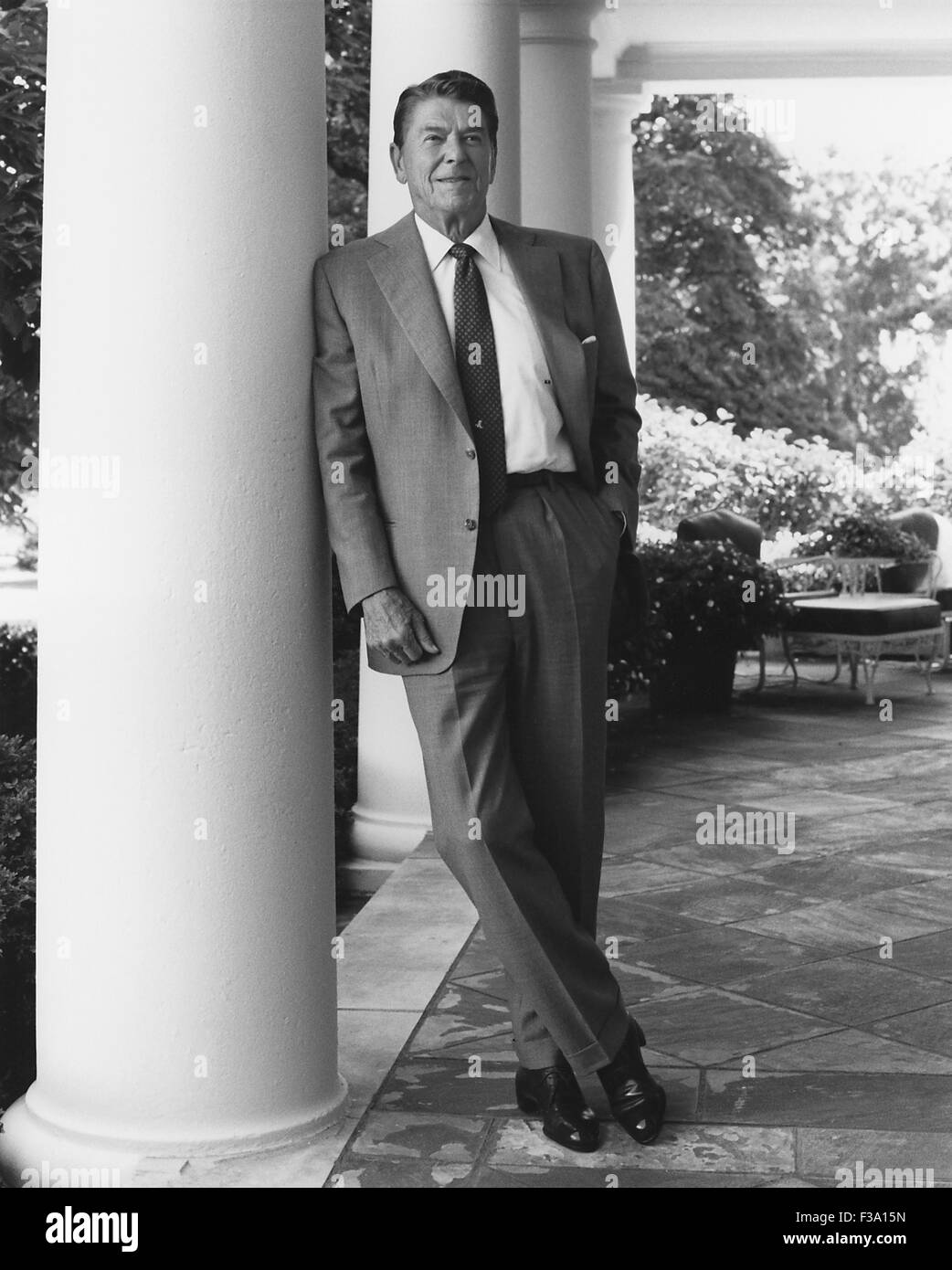 Digital restaurierten Foto von Präsident Ronald Reagan vor dem weißen Haus steht. Stockfoto