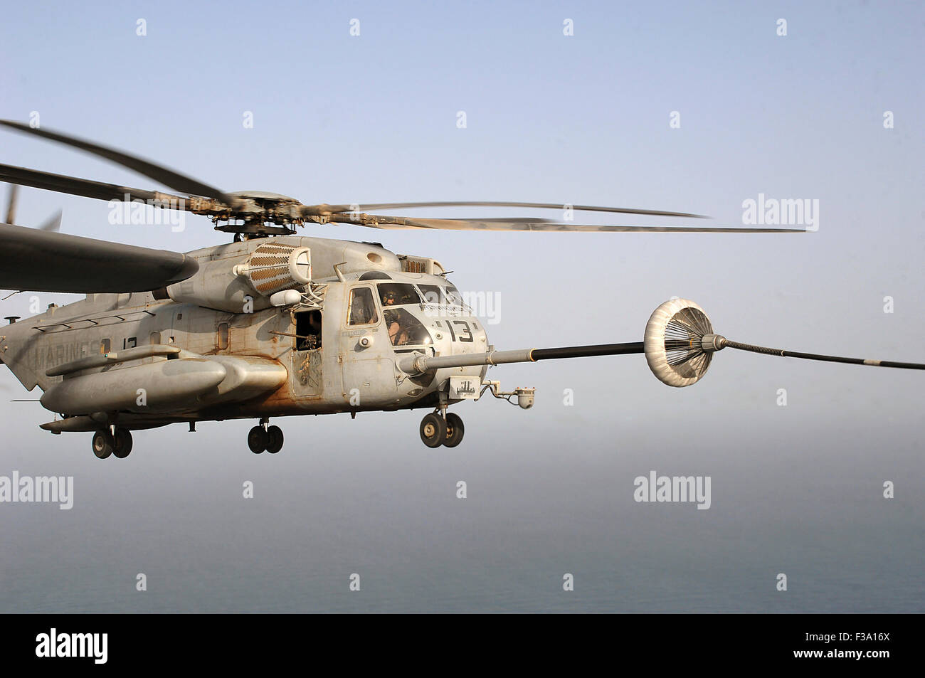 Horn von Afrika - eine CH-53E Super Stallion von 464 Marine schwere Helo Geschwaders nimmt während einer Helo Aerial Refueling (H Kontakt Stockfoto