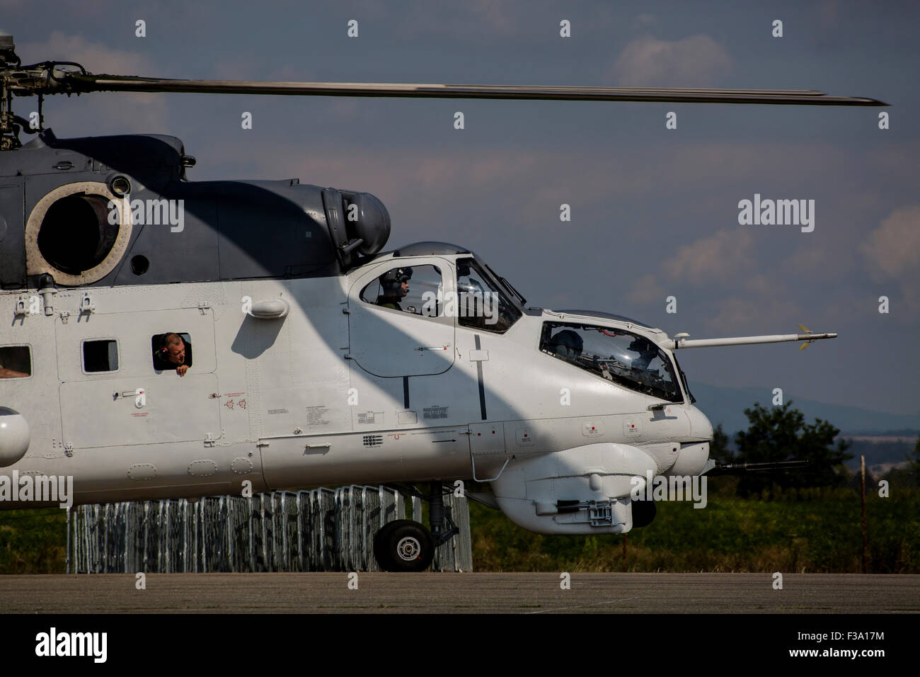 Eine Mil Mi-35 der Tschechischen Luftwaffe im zweiten Weltkrieg Markierungen, Hradec Kralove, Tschechische Republik. Stockfoto