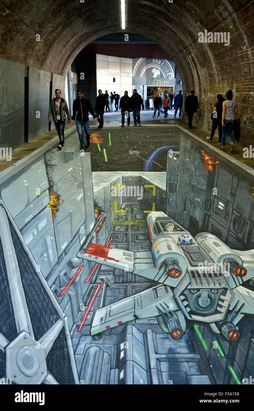 Ein 3-d-Star Wars-Gemälde von Joe und Max erschienen in den Fußgängertunnel unter Southwark Bridge, London, 1. / 2. Oktober 2015, zeitgleich mit der UK Version des Spiels steigen gegen das Reich festgelegt. Das Gemälde, das 49 Fuß (15 Meter) lang war, hat verwirrte Wregular Pendler und gezeichnete Massen von Touristen gerne während der zwei Tage zu sehen und zeigt den Angriff auf den Todesstern von Skywalkers X-Wing mit einer imperialen TIE-Fighter in der Verfolgung auf der linken Seite. Bildnachweis: Antony Brennnessel/Alamy Live-Nachrichten Stockfoto