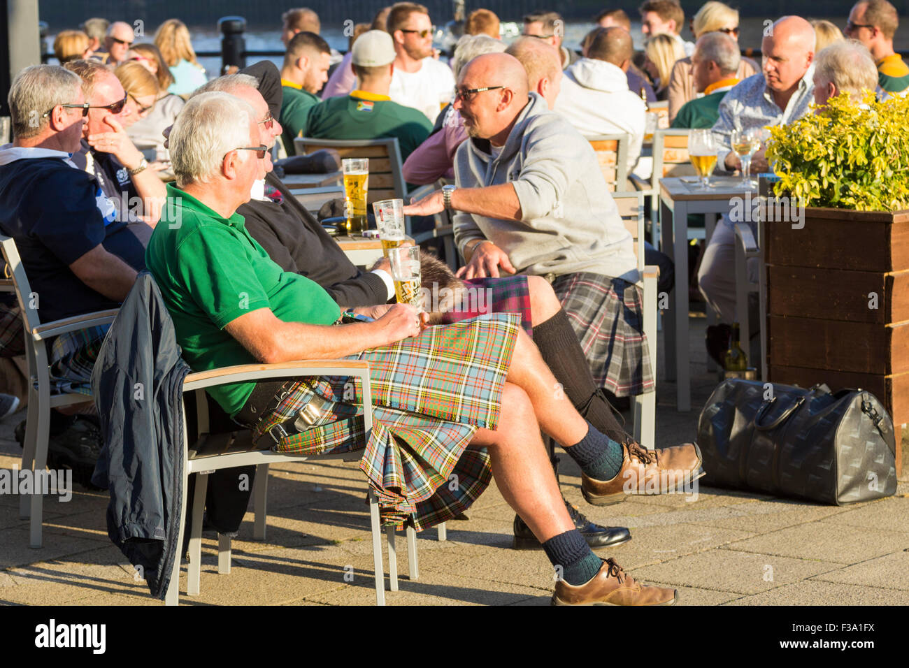 Schottische Männer tragen Kilts genießen Sie ein Bier außerhalb Pub. Stockfoto