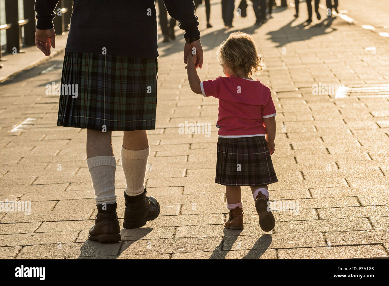 Ansicht der Rückseite des Mann und Kind Kilts tragen; nationale Kleid von Schottland. Stockfoto