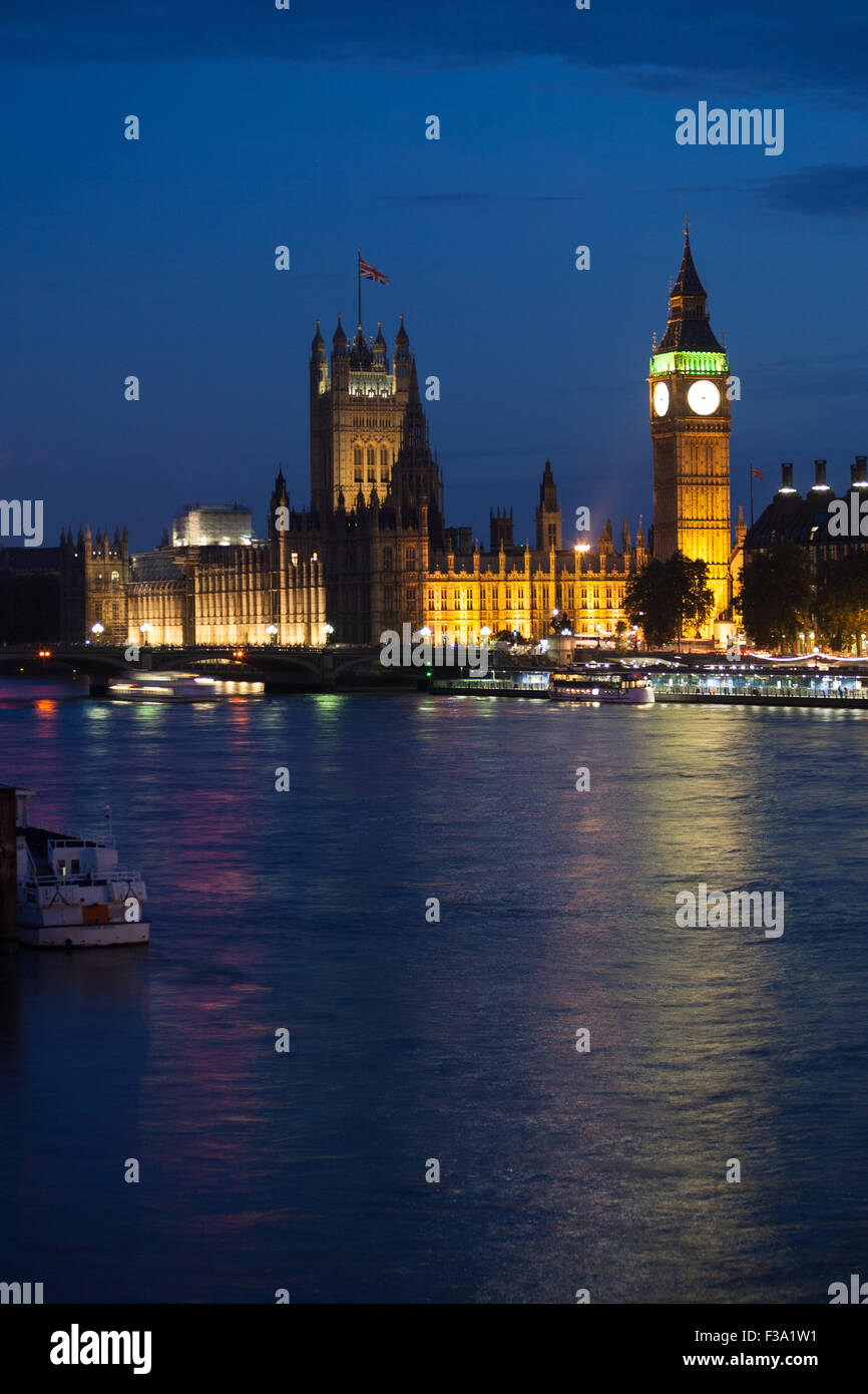 Big Ben und Häuser oder Parlament bei Nacht, Westminster, London Stockfoto