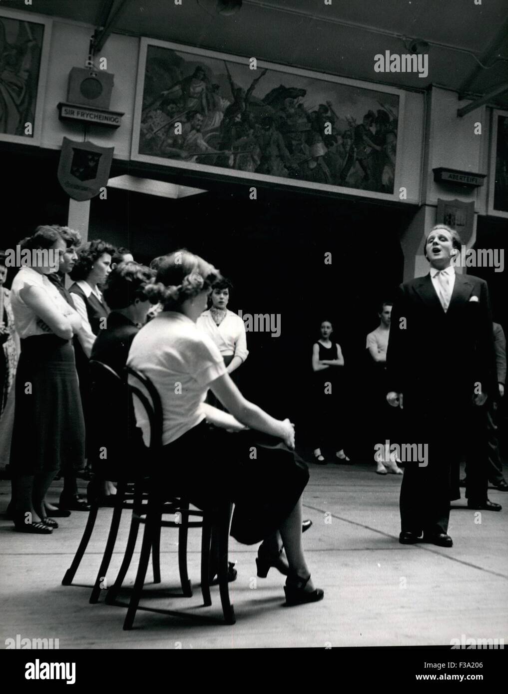 20. Dezember 1958 - Gloriana die Krönungsoper wurde vor der Königin aufgeführt. In einem brillanten, vom dezember bewerteten und überfüllten Covent Garden Opera House sah H. the Queen die Erstaufführung von Gloriana, der Oper, die zur Feier der Krönung geschrieben wurde und sich mit der letzten Lebensperiode von Königin Elizabeth I. befasst. Die Rolle der Queen Elizabeth wird von Joan Cross und die von Essex von Peter Pears gespielt. Die Oper wurde von Basil Coleman produziert und die wunderschöne Landschaft und Kostüme stammen von John Piper (Credit Image: © Keystone Pictur Stockfoto