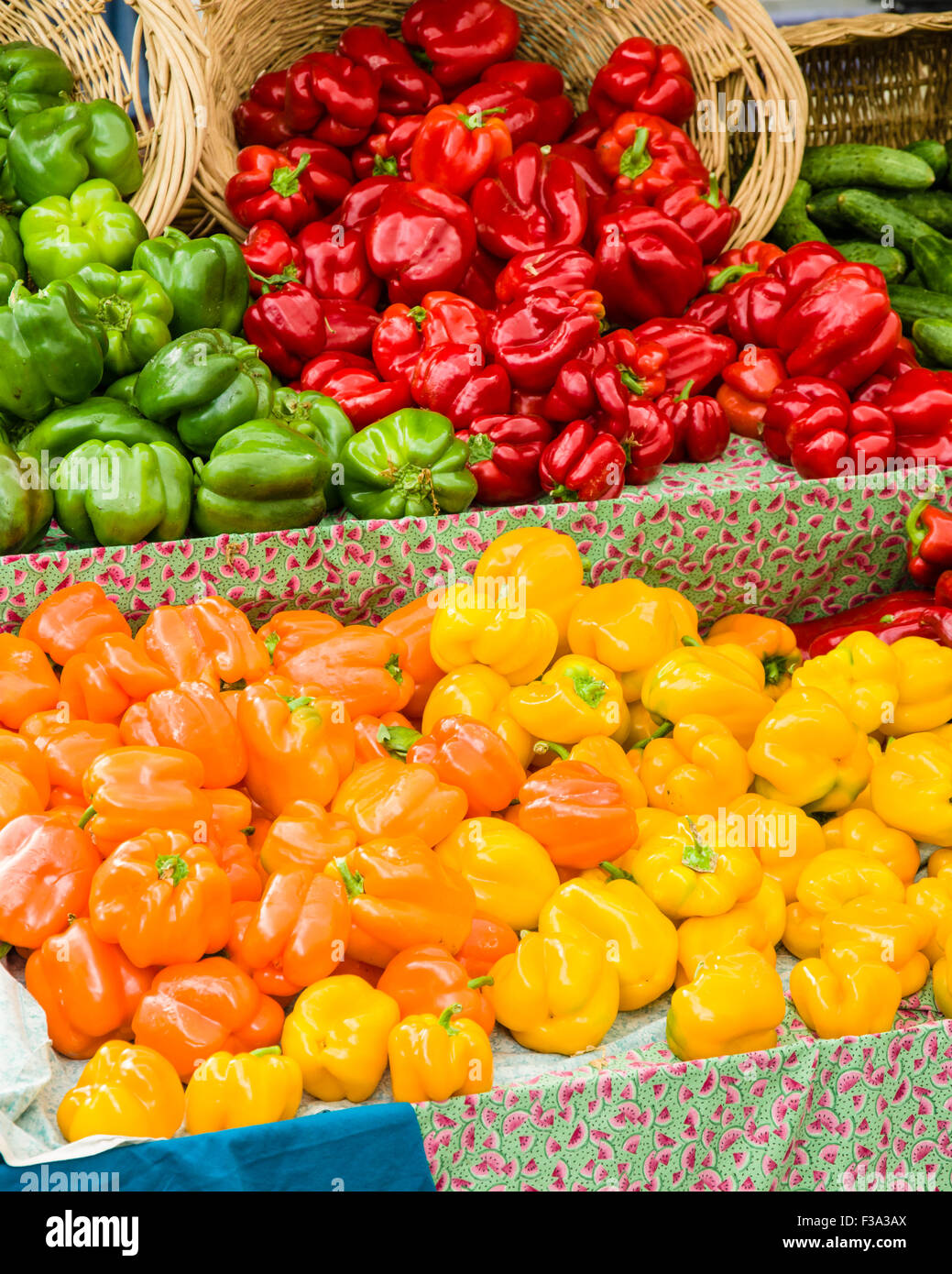 Körbe mit bunten Paprika auf dem Markt Stockfoto