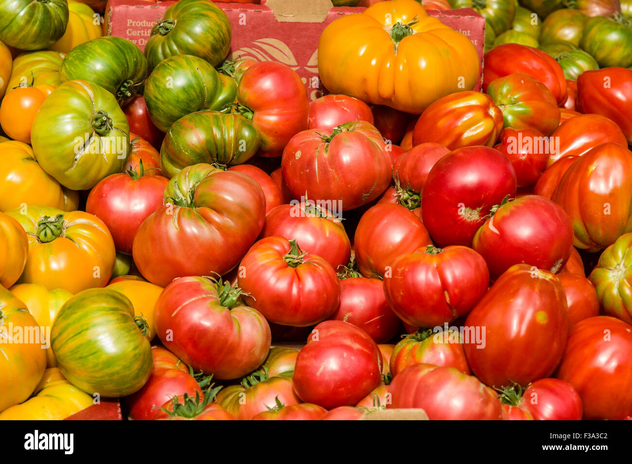 Erbstück-Tomaten auf dem Display auf dem Bauernmarkt Stockfoto