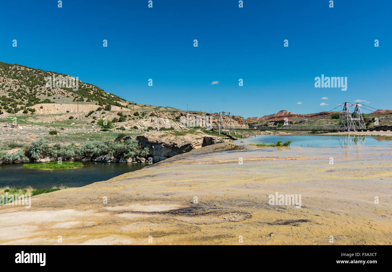 Wyoming, Thermopolis, Hot Springs State Park, The Swinging Bridge (Original gebaut 1916, ersetzt 1992) über Big Horn River Stockfoto