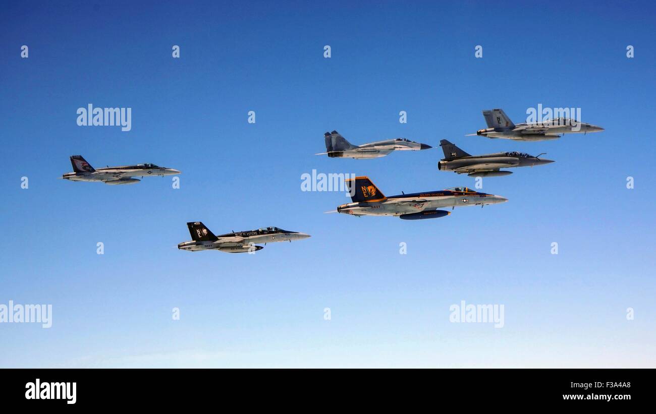 US Navy F/A-18 Kampfflugzeuge fliegen in Formation mit peruanischen Luftwaffe MIG-29 und Mirage 2000 Kämpfer über den Flugzeugträger USS George Washington 1. Oktober 2015 in den Pazifischen Ozean. Stockfoto