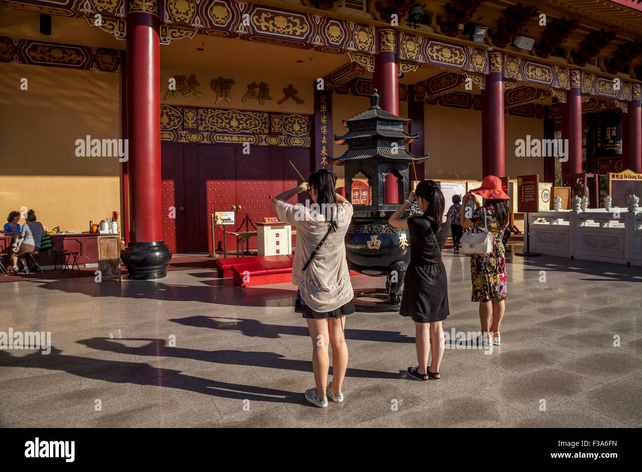 Gläubige beten am Hsi Lai buddhistische Tempel, Puente Hills, Hacienda Heights, Los Angeles County, Kalifornien, USA Stockfoto