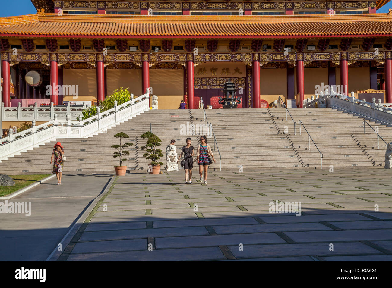 Besucher verlassen Hsi Lai buddhistische Tempel, Hacienda Heights, Kalifornien, USA Stockfoto