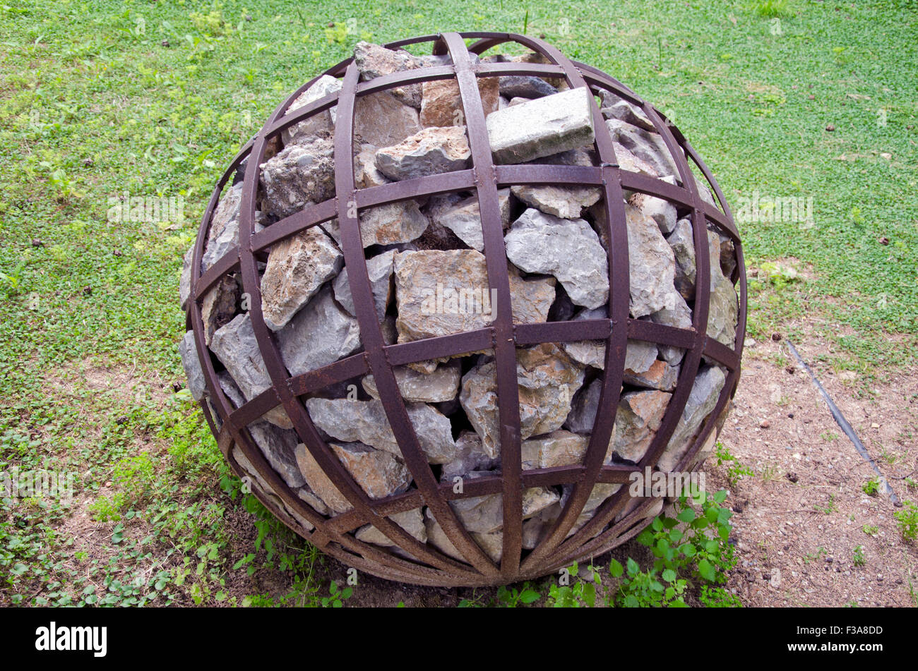 Sphärische Deko-Objekt mit Stein in Park, Rhodos, Griechenland Stockfoto