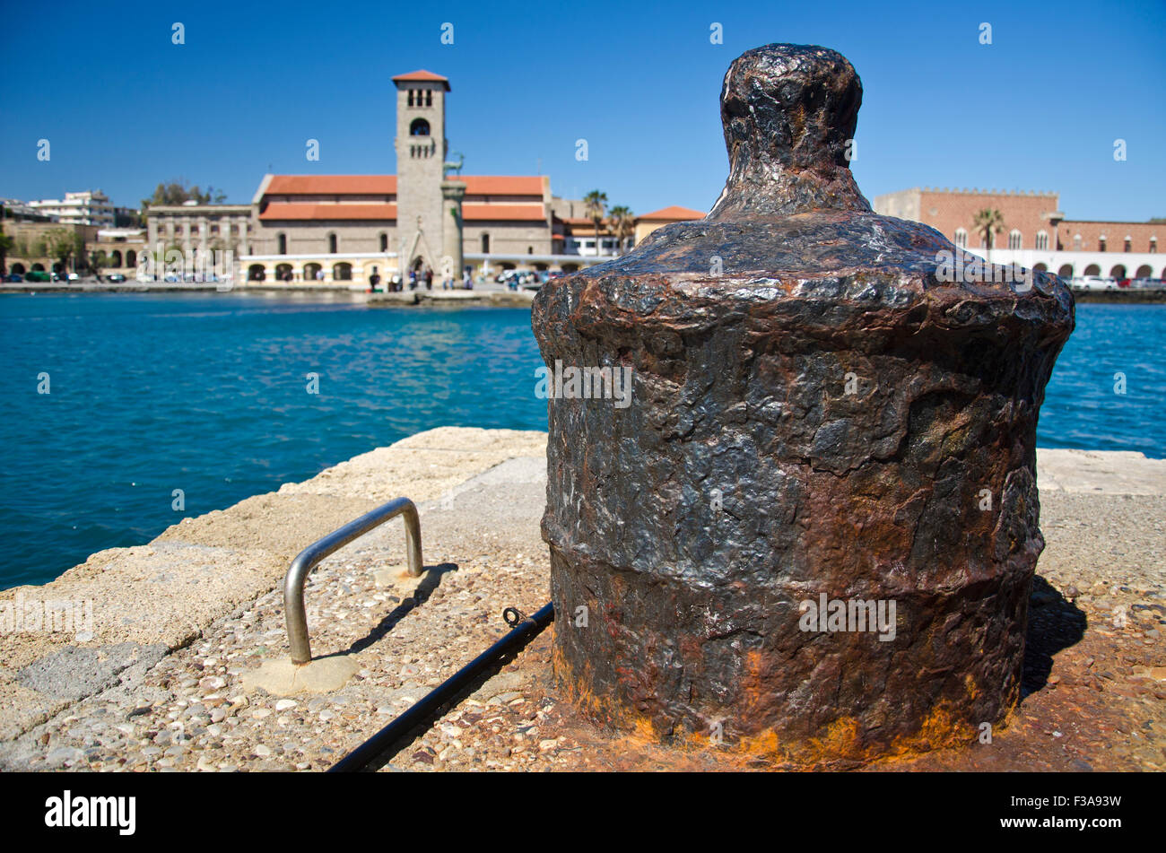 Alte rostige historischen eisernen Poller im griechischen Hafen Stockfoto